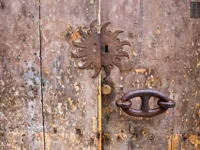 Ad aprirci il secolare portone in legno, contraddistinto da una singolare serratura a forma di sole stilizzato...